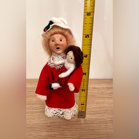Vintage!! Byers Choice Carolers: Red & Green Toddler Girl w/Doll - Picture 2 of 3